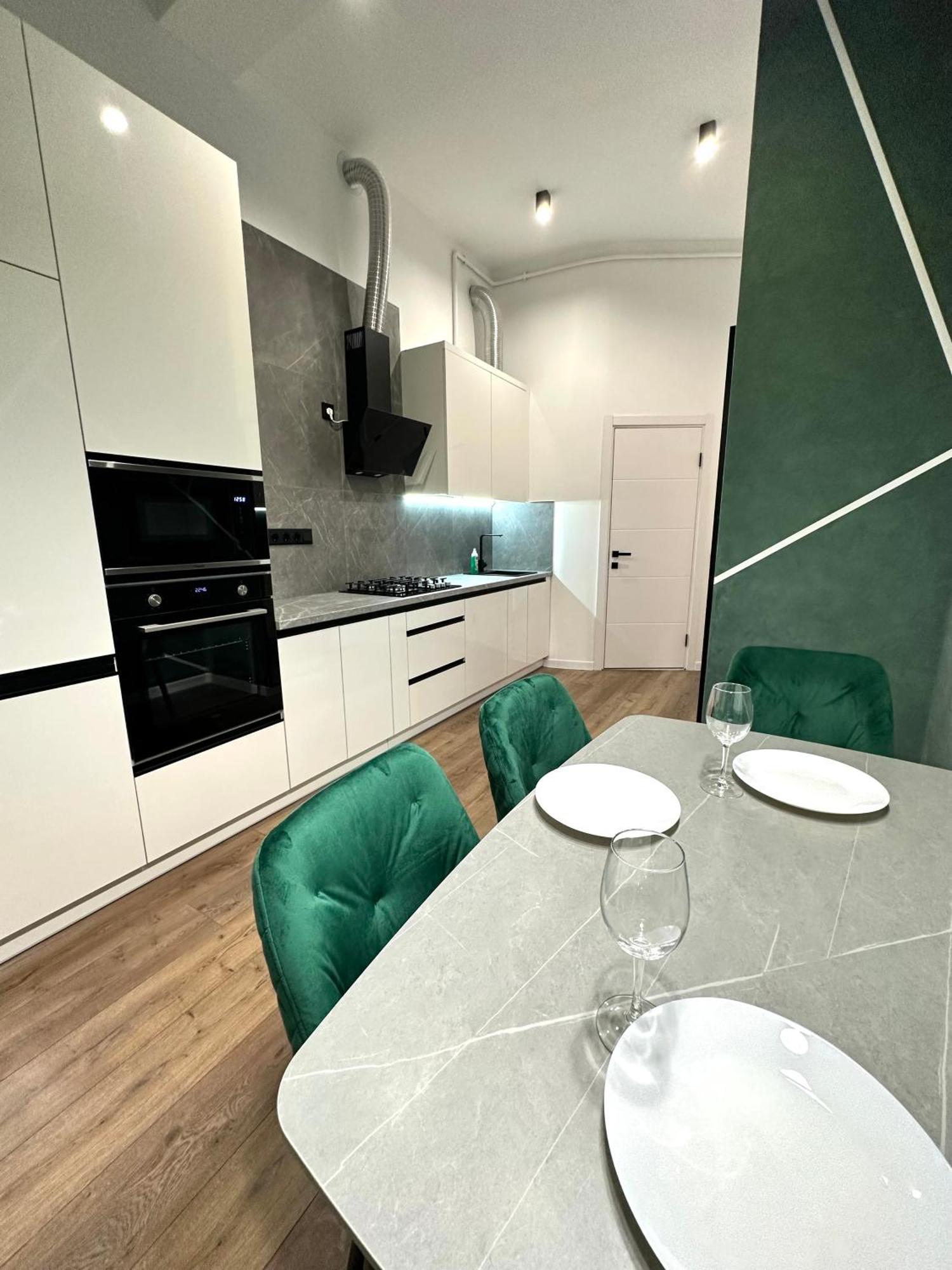 Romantic Apartments - In The Center Of Lviv , King-Size Bed Exterior foto